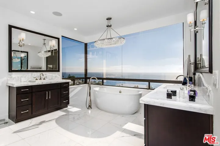 2492 Glenneyre Street, Laguna Beach, California 92651