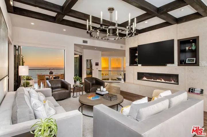 2492 Glenneyre Street, Laguna Beach, California 92651