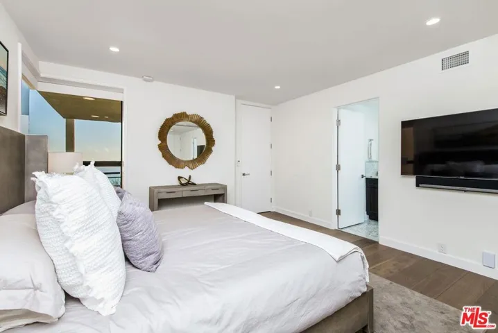 2492 Glenneyre Street, Laguna Beach, California 92651