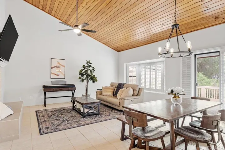 29821 Circle R Creek Lane, Escondido, California 92026