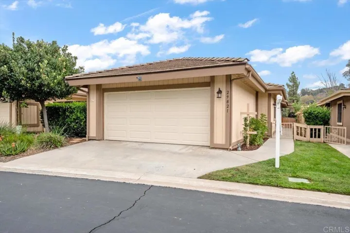 29821 Circle R Creek Lane, Escondido, California 92026