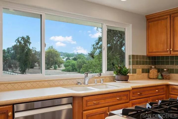 10127 Lake Meadow Ln, Escondido, California 92026
