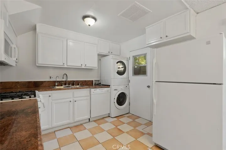 17077 Roscoe Boulevard 8, Northridge, California 91325
