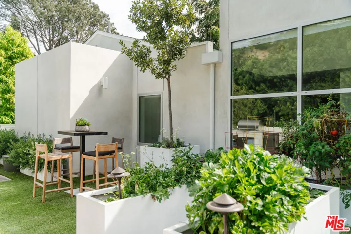 1325 N Wetherly Drive, Los Angeles, California 90069