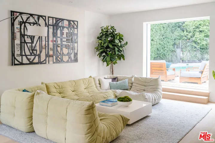1325 N Wetherly Drive, Los Angeles, California 90069