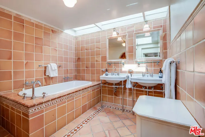 677 S Mccadden Place, Los Angeles, California 90005