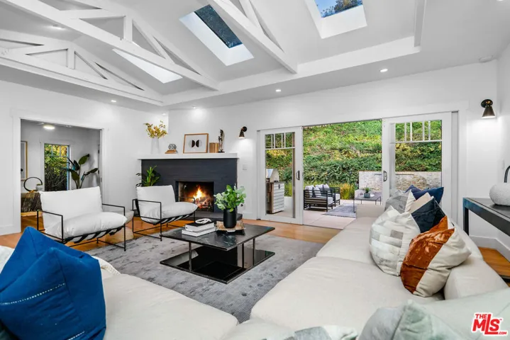 3325 Alana Drive, Sherman Oaks, California 91403