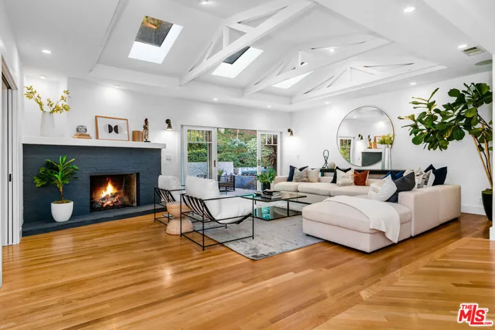 3325 Alana Drive, Sherman Oaks, California 91403
