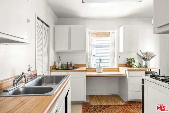 4033 Clayton Avenue, Los Angeles, California 90027