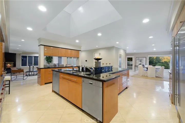 2 Kitchen Islands, 
2 Miele Dishwashers, 2 sinks