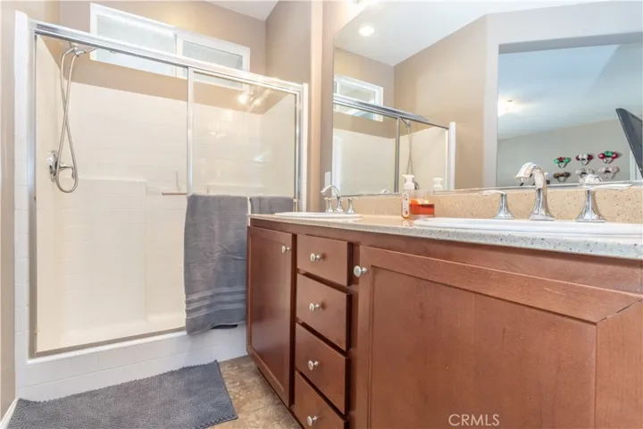 Master bathroom with dual sinksjavascript:ManageMediaJS.showDetails(20);