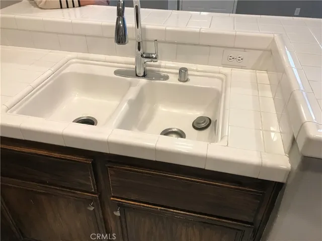 Double sink in kitchen