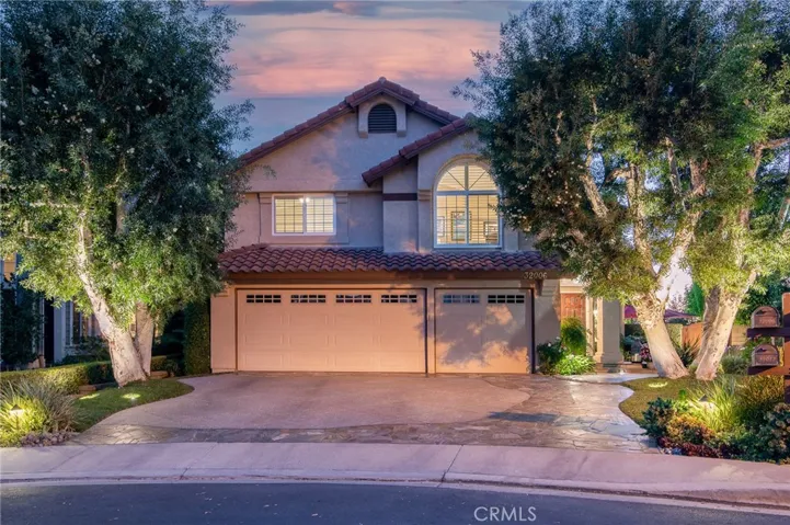 Upgraded 4 bedroom home with a Cul-de-Sac location!
Features Tumbled Travertine floors, crown molding, large baseboards, plantation shutters, vaulted ceilings and ceiling fans.