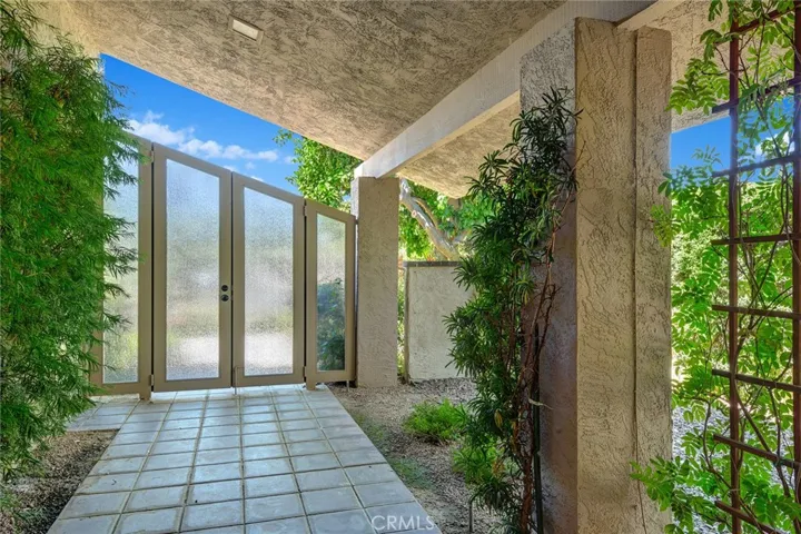 Entryway and reverse gate