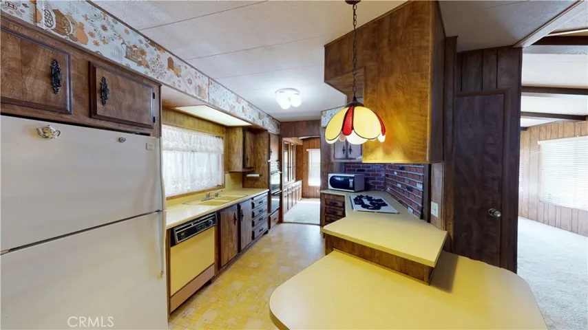 Kitchen with breakfast bar