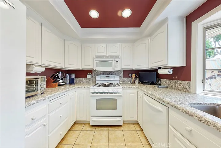 U-shaped kitchen with a breakfast bar