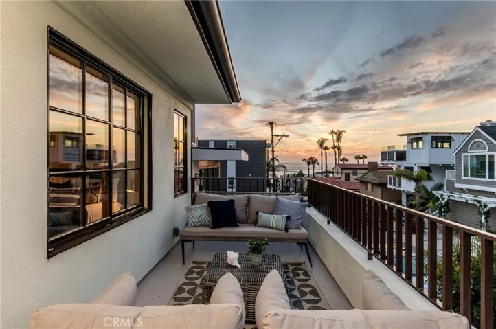 Gorgeous ocean views from the upstairs front balcony.