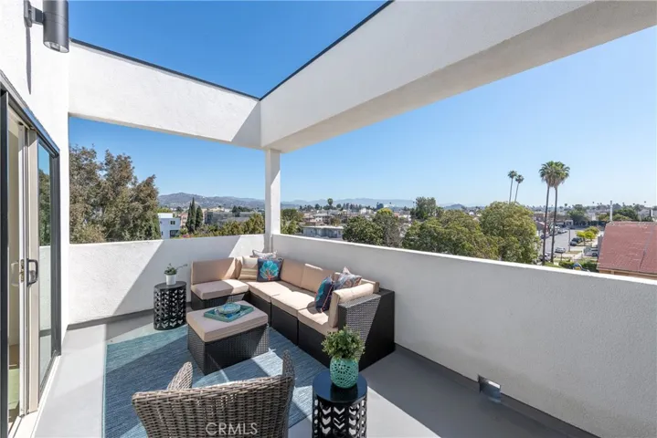 5006 W Maplewood Avenue, Hancock Park, California 90004