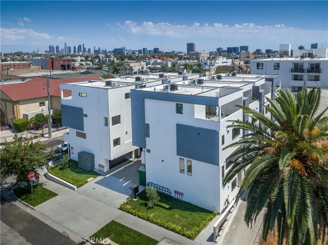 5006 W Maplewood Avenue, Hancock Park, California 90004