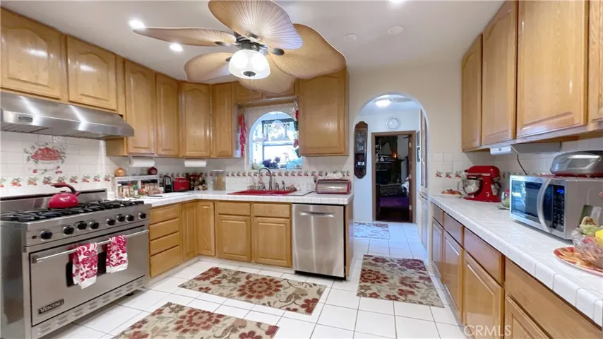 Kitchen w/6 Burner Viking Stove