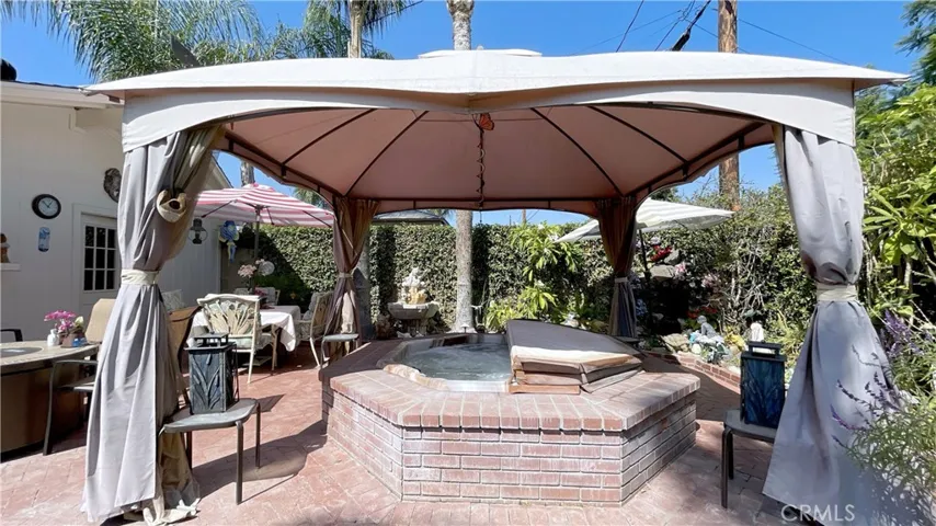 Beautiful Back Yard with Jacuzzi