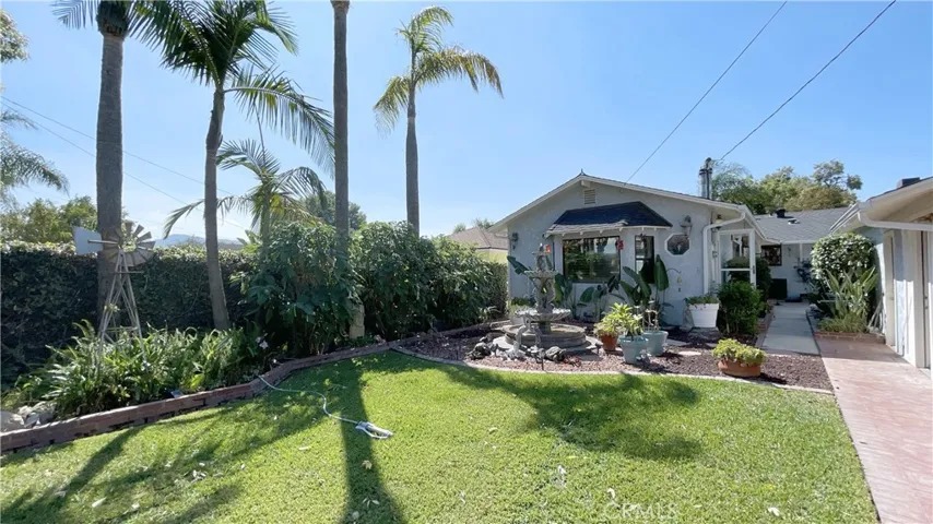 Beautiful Back Yard with lots of space