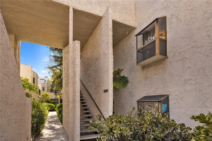 18411 Hatteras Street 241, Tarzana, California 91356