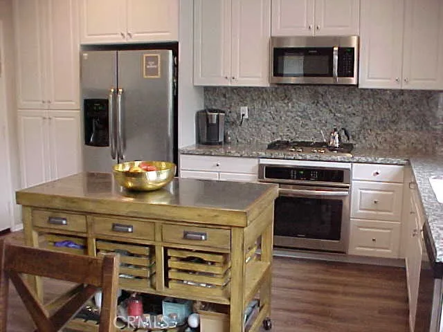 Kitchen with Full Granite Backsplash