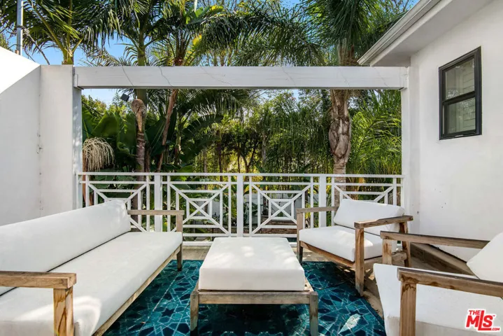 13046 Ventura Boulevard, Studio City, California 91604