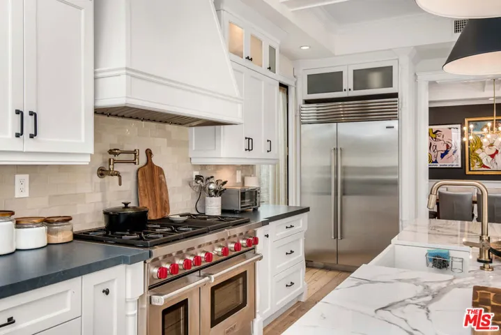 13046 Ventura Boulevard, Studio City, California 91604