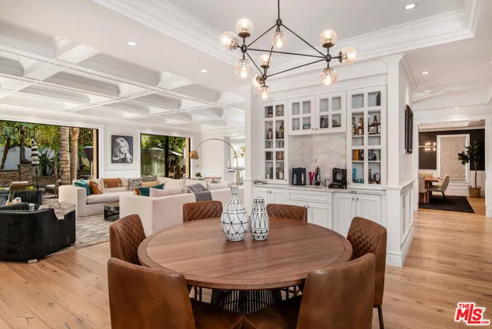 13046 Ventura Boulevard, Studio City, California 91604