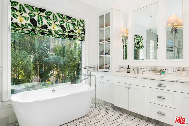 13046 Ventura Boulevard, Studio City, California 91604