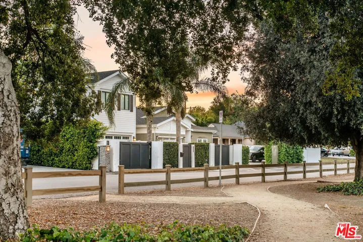 13046 Ventura Boulevard, Studio City, California 91604