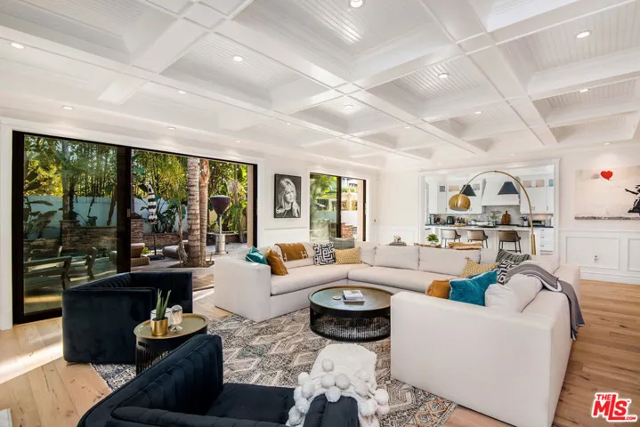 13046 Ventura Boulevard, Studio City, California 91604