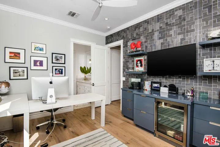 13046 Ventura Boulevard, Studio City, California 91604