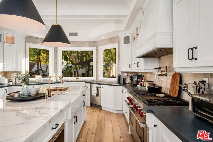 13046 Ventura Boulevard, Studio City, California 91604