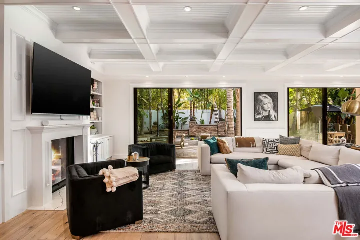 13046 Ventura Boulevard, Studio City, California 91604