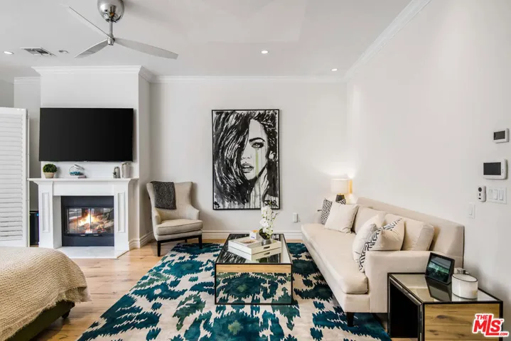 13046 Ventura Boulevard, Studio City, California 91604