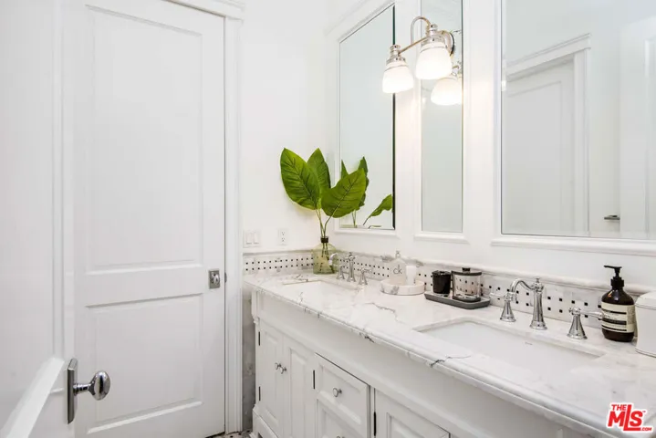 13046 Ventura Boulevard, Studio City, California 91604