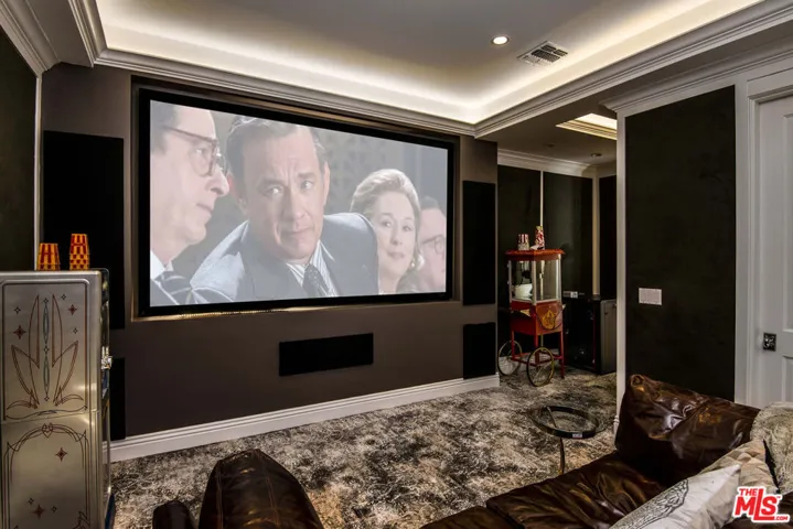 13046 Ventura Boulevard, Studio City, California 91604
