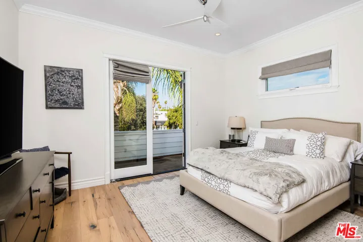 13046 Ventura Boulevard, Studio City, California 91604