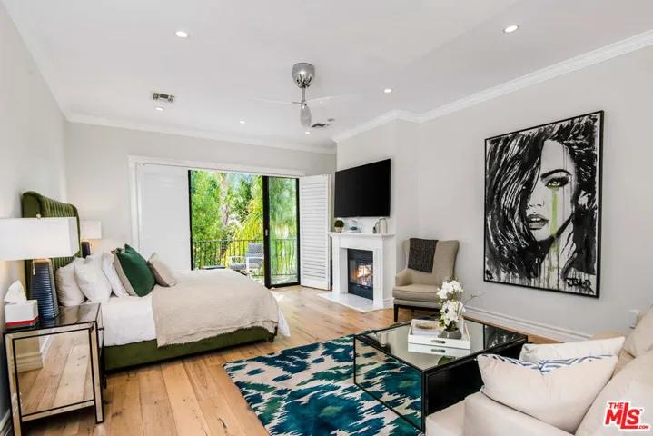 13046 Ventura Boulevard, Studio City, California 91604