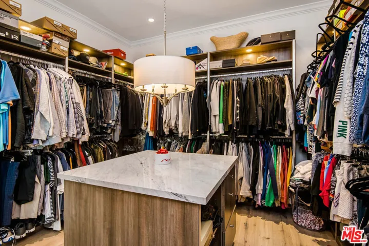 13046 Ventura Boulevard, Studio City, California 91604