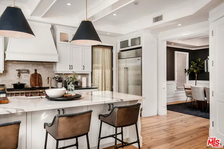 13046 Ventura Boulevard, Studio City, California 91604