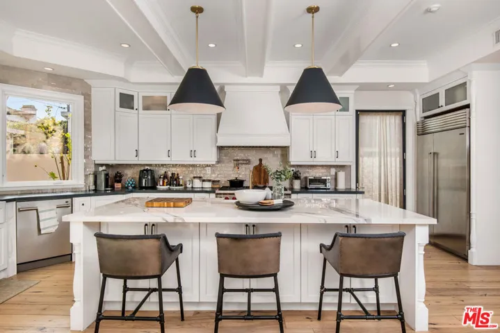 13046 Ventura Boulevard, Studio City, California 91604