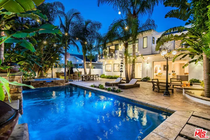 13046 Ventura Boulevard, Studio City, California 91604