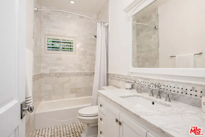 13046 Ventura Boulevard, Studio City, California 91604