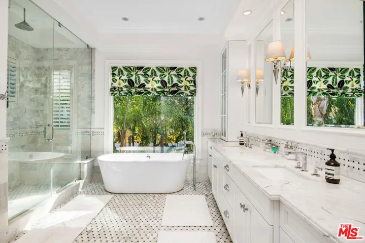 13046 Ventura Boulevard, Studio City, California 91604