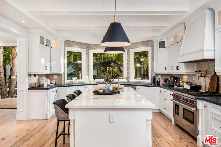 13046 Ventura Boulevard, Studio City, California 91604