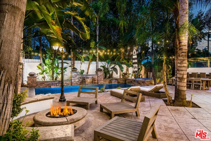 13046 Ventura Boulevard, Studio City, California 91604